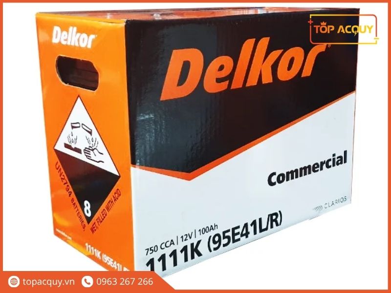 Thùng carton đóng gói chính hãng bình ắc quy Delkor Commercial 1111K 12V 100Ah 750CCA với tem cảnh báo an toàn chuyên dụng