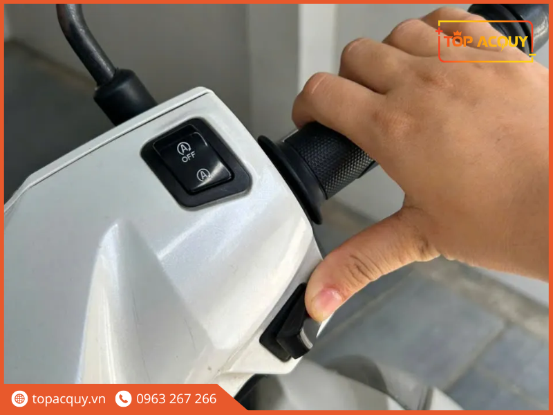 Thử đề nổ xe để kiểm tra sau khi kích ắc quy xe máy tại nhà