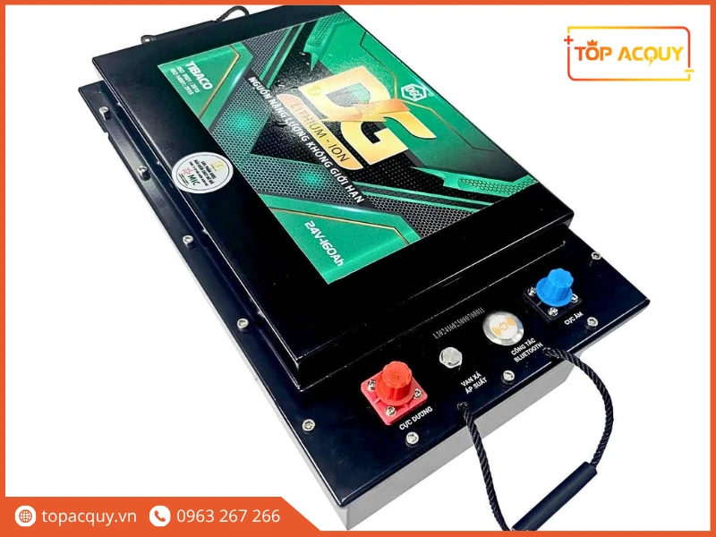 Cận cảnh các cổng kết nối và van xả áp pin Lithium DGLI-24160