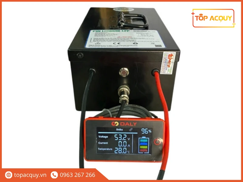Đo kiểm điện áp thực tế 53.2V của pin Lithium 48V bằng máy Daly