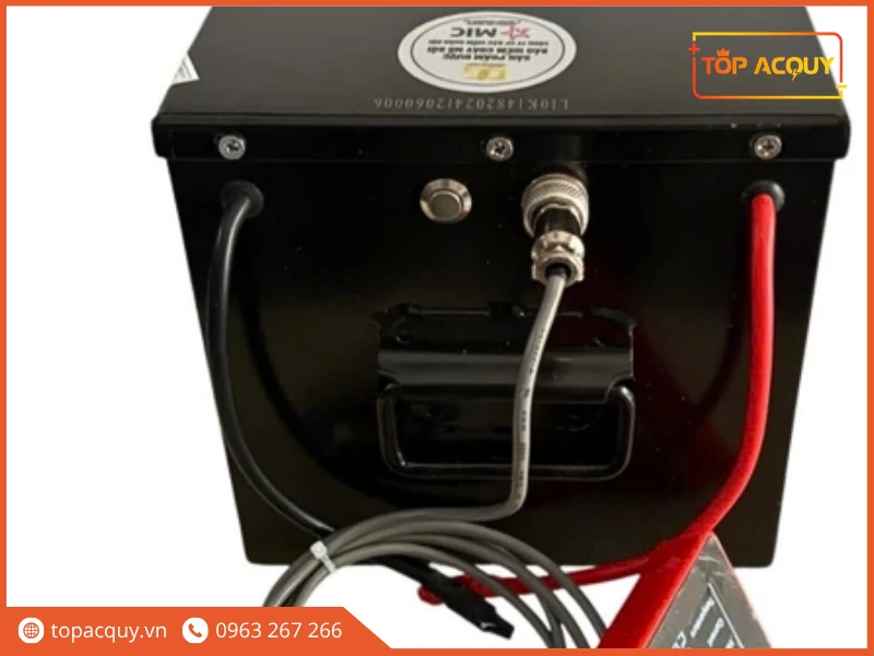 Đo kiểm điện áp thực tế 53.1V pin Lithium DGLI-48230 bằng máy Daly