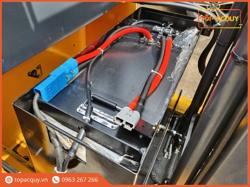 Lắp đặt thực tế pin Lithium DGLI-48304 trong khay xe nâng điện