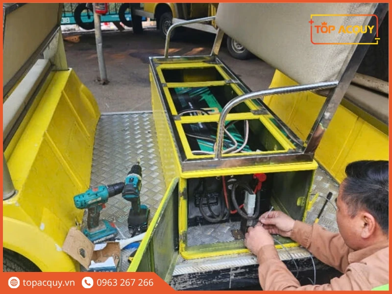 Kỹ thuật viên siết ốc cố định pin Lithium DGLI-72304 vào khung xe