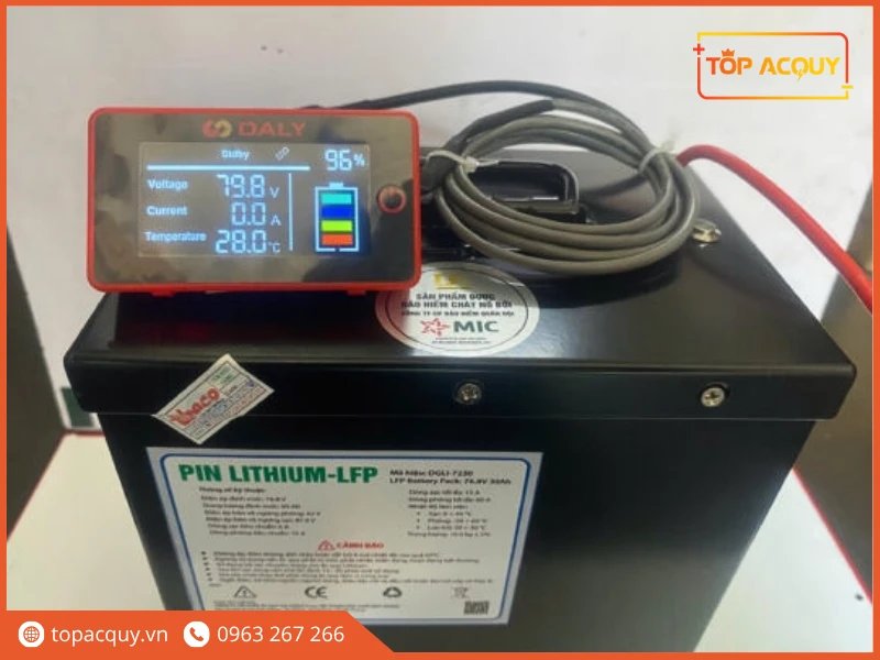 Đo kiểm điện áp thực tế 79.8V của pin Lithium DGLI-7230 bằng máy Daly