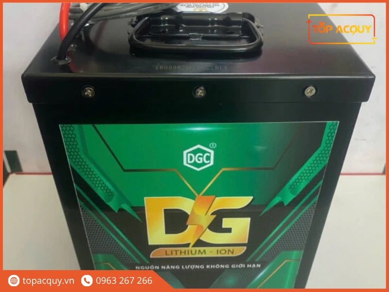 Cận cảnh mặt trước và cụm dây dẫn nguồn pin Lithium Đức Giang 72V
