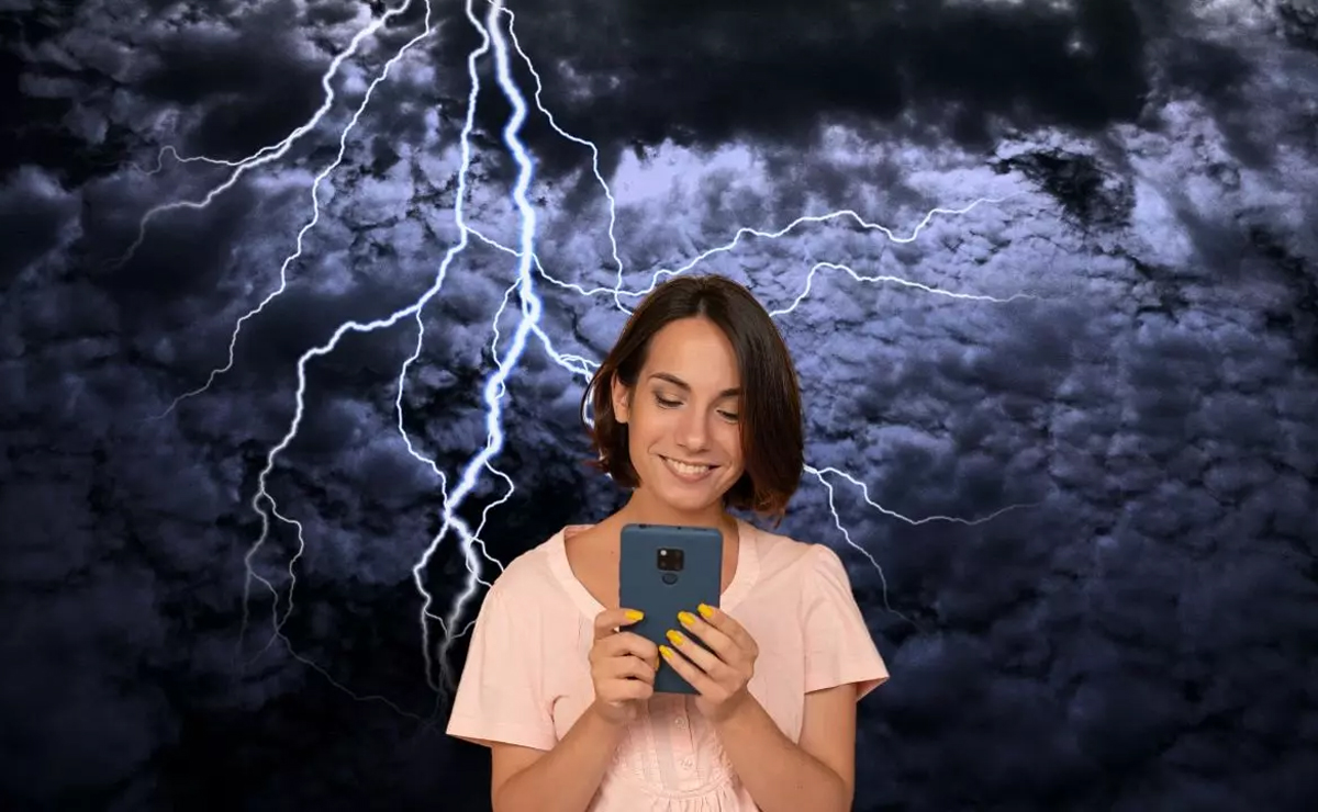 Sử dụng Smartphone ngoài trời mưa bão có thể bị sét đánh?