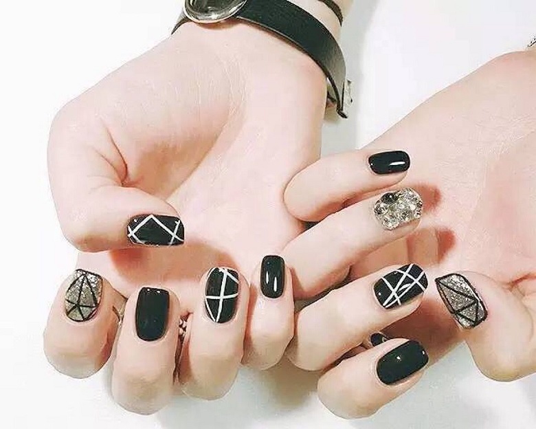 Top 7 mẫu nail kẻ sọc đẹp thanh lịch nhẹ nhàng cho các nàng xuống phố