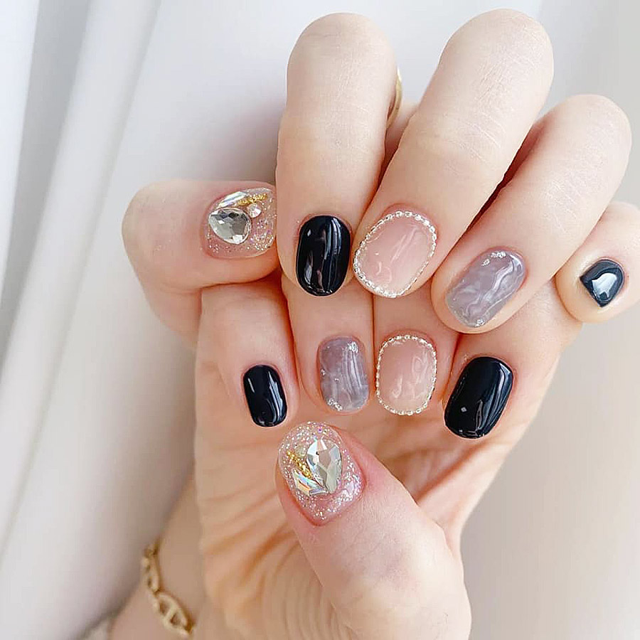 Mẫu nail dành cho móng ngắn hot: Cho dù bạn sở hữu móng tay ngắn nhưng vẫn có rất nhiều mẫu nail đẹp để lựa chọn. Từ những hoa văn dày đặc đến những chấm bi ngộ nghĩnh, bạn sẽ thực sự tự tin khi bước ra đường với đôi tay xinh xắn và quyến rũ.