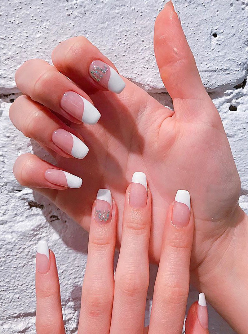 99 mẫu nail trắng đính đá đẹp tinh tế đón đầu xu hướng