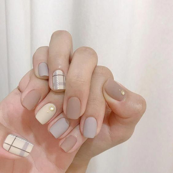 Mẫu Nail Đơn Giản Cho Học Sinh: Dành cho các bạn học sinh yêu thích nghệ thuật trang trí móng tay, hãy khám phá sự độc đáo của Mẫu Nail Đơn Giản Cho Học Sinh. Những họa tiết đơn giản nhưng không kém phần phá cách sẽ giúp bạn thể hiện sự sang trọng và nổi bật giữa đám đông.