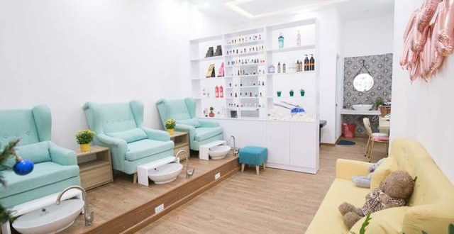 Phong cách thiết kế nhỏ gọn và tinh tế của tiệm nail sẽ đem lại cho bạn cảm giác gần gũi, ấm cúng như đang ở trong tổ ấm của mình. Không gian không quá chiếm diện tích nhưng sẽ được trau chuốt, thể hiện sự tinh tế và độc đáo, hứa hẹn sẽ làm hài lòng mọi khách hàng.