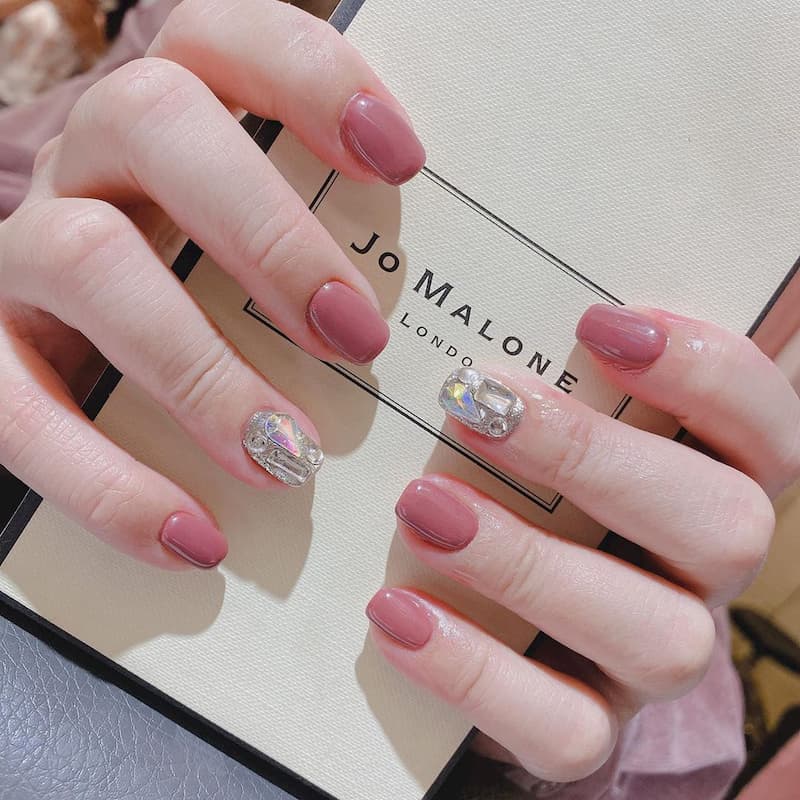 Với nail màu hồng thạch, đôi tay bạn sẽ trở nên đáng yêu và thu hút hơn bao giờ hết. Với công nghệ sơn móng tay tiên tiến, màu sắc của bộ nail này còn tăng thêm tính sáng bóng, làm bạn luôn tự tin và quyến rũ trong mọi dịp.
