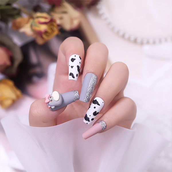 Mẫu nail bò sữa là trend mới nhất đang lên ngôi. Với sự kết hợp tài tình của những chuyên gia làm móng, bạn sẽ được trải nghiệm những mẫu móng bò sữa sáng tạo độc đáo, giúp tôn lên vẻ đẹp của đôi tay. Đừng bỏ lỡ cơ hội trải nghiệm xu hướng mới nhất này!