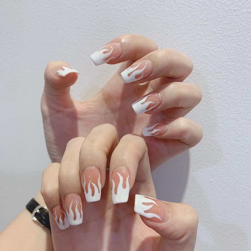 Biến hóa cỗ móng với 5 kiểu nail white color đẹp nhất cá tính