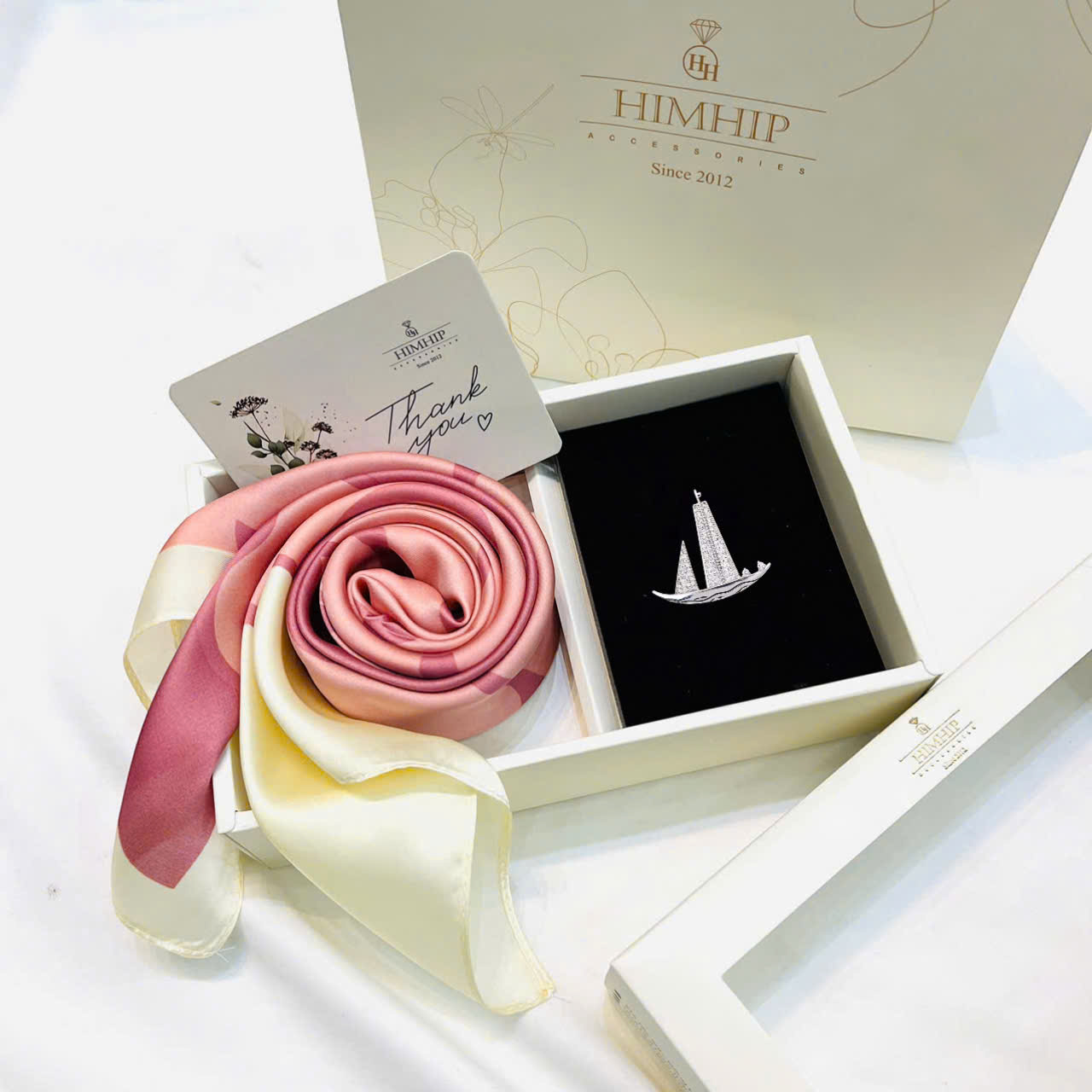 QUÀ TẶNG CÀI ÁO TRI ÂN THẦY CÔ - NHỮNG NGƯỜI LÁI ĐÒ THẦM LẶNG