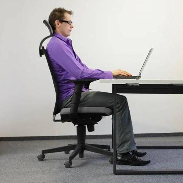 Cách tốt nhất để ngồi khi bị đau lưng dưới (từ một nhà công thái học)