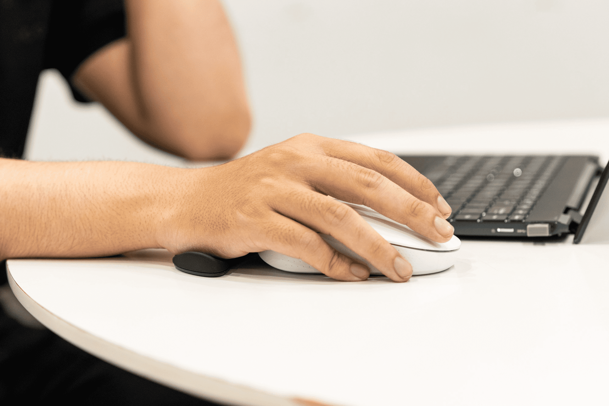 Lợi Ích Sức Khỏe và Năng Suất Từ Việc Sử Dụng Kê Cổ Tay Công Thái Học