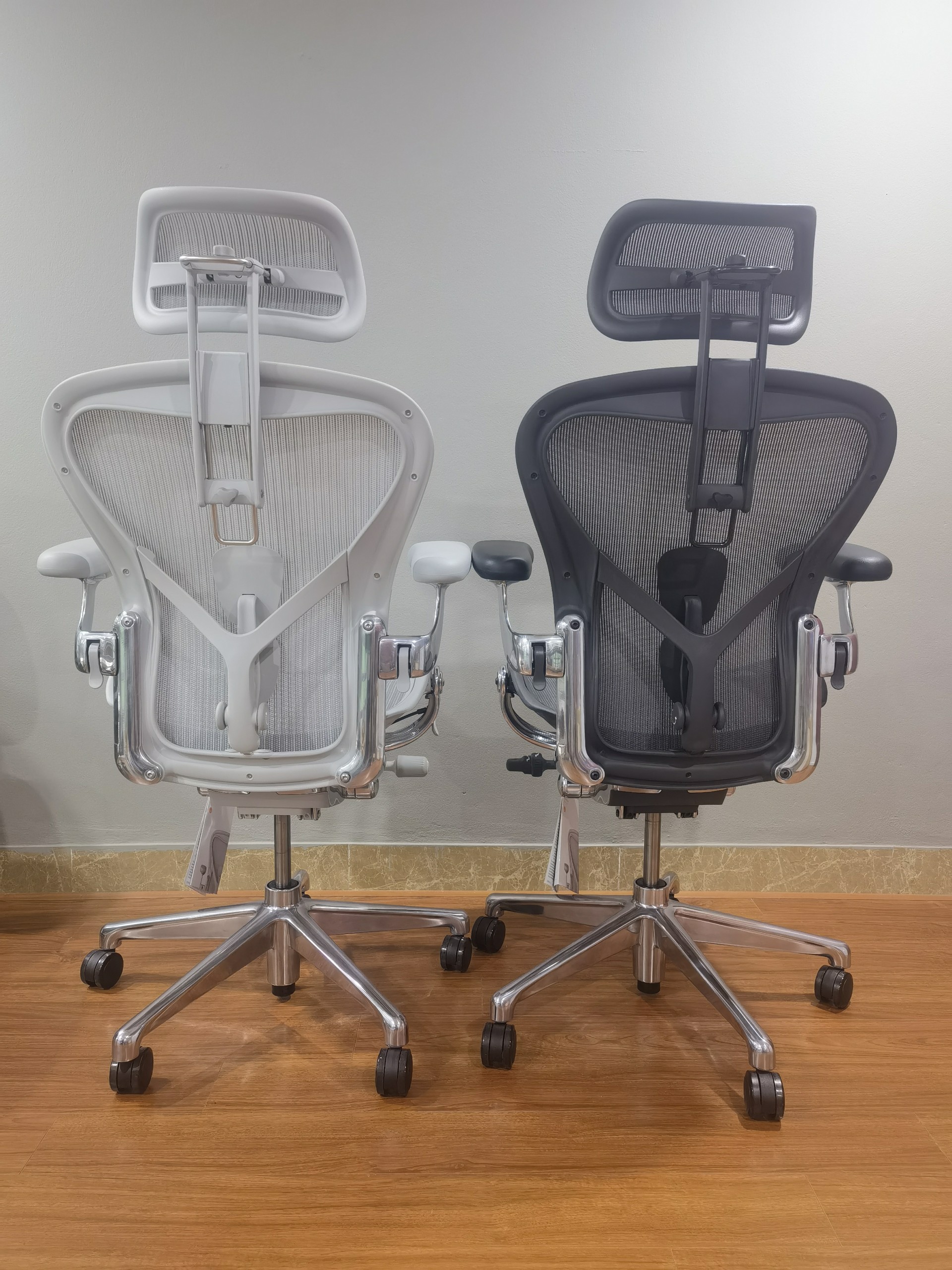 So sánh tựa đầu Atlas và H3 của ghế Herman Miller Aeron