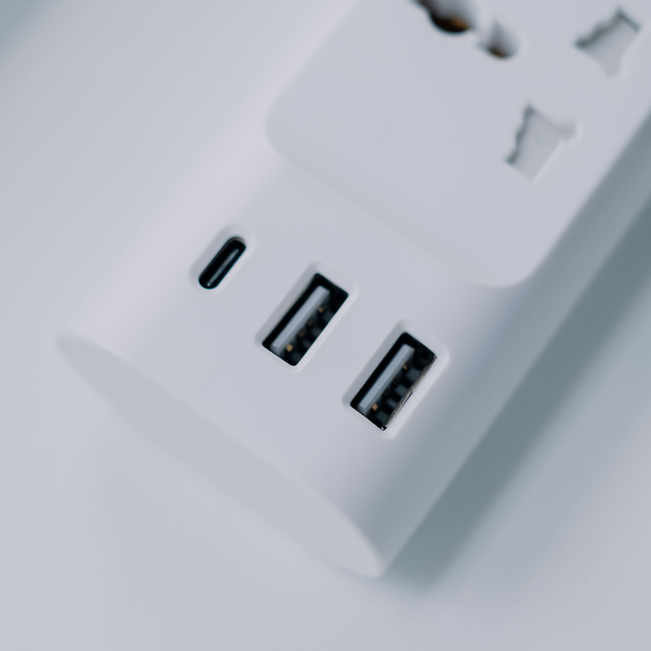 Ổ cắm điện đa năng UPGEN T2 PRO có cổng sạc USB và cổng Type C sạc nhanh 20W cho điện thoại. 4 ổ cắm chịu tải 2500W/ dây điện dài 3m BH 12 tháng