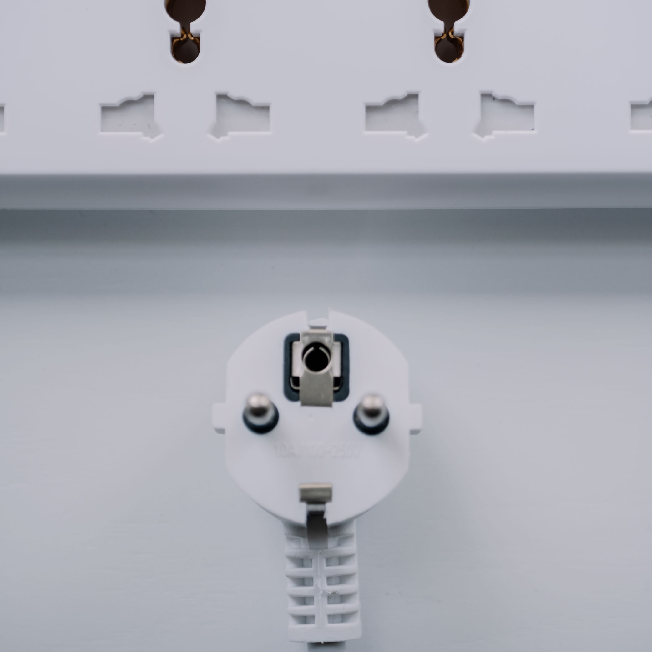 Ổ cắm điện đa năng UPGEN T2 PRO có cổng sạc USB và cổng Type C sạc nhanh 20W cho điện thoại. 4 ổ cắm chịu tải 2500W/ dây điện dài 3m BH 12 tháng