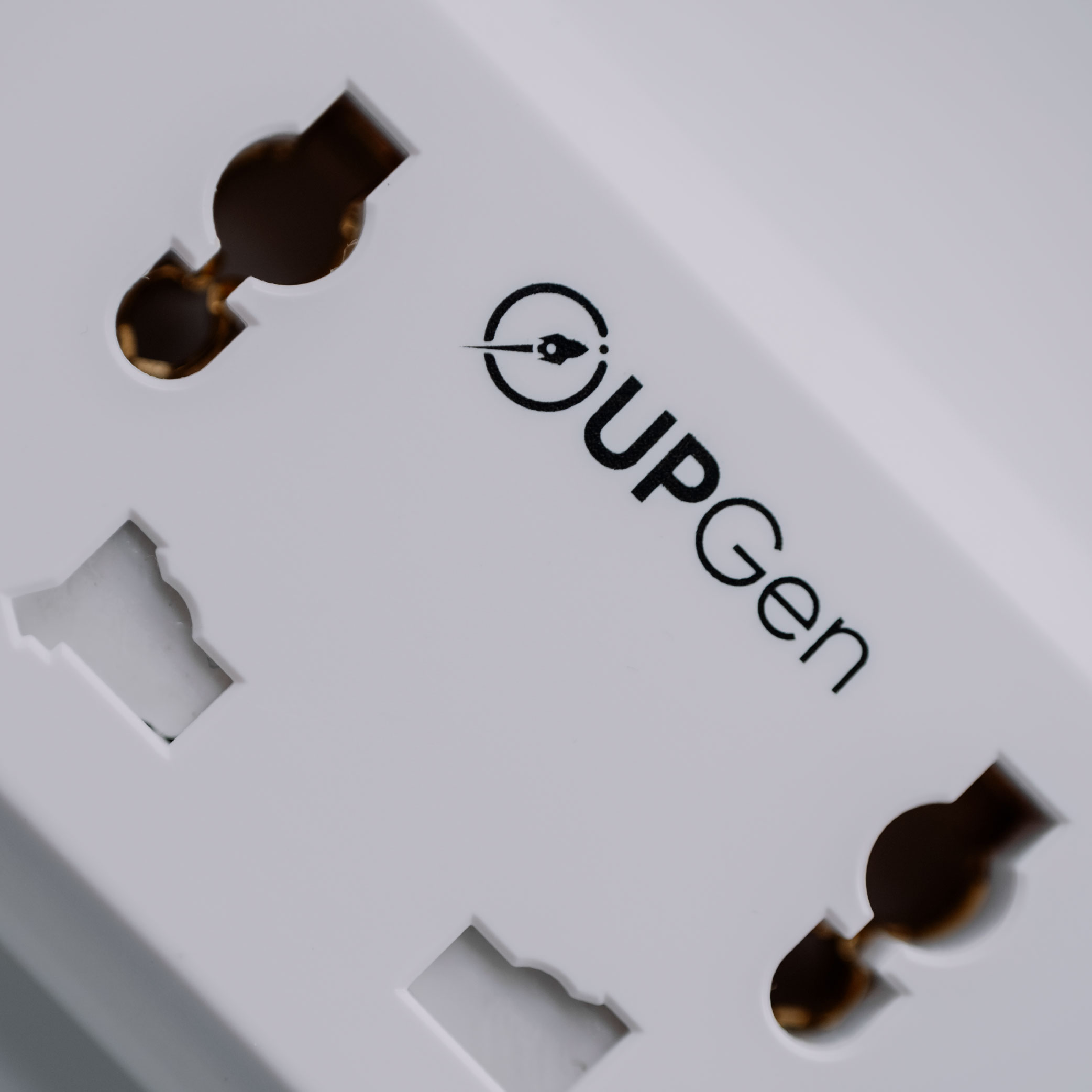 Ổ cắm điện đa năng UPGEN T2 PRO có cổng sạc USB và cổng Type C sạc nhanh 20W cho điện thoại. 4 ổ cắm chịu tải 2500W/ dây điện dài 3m BH 12 tháng