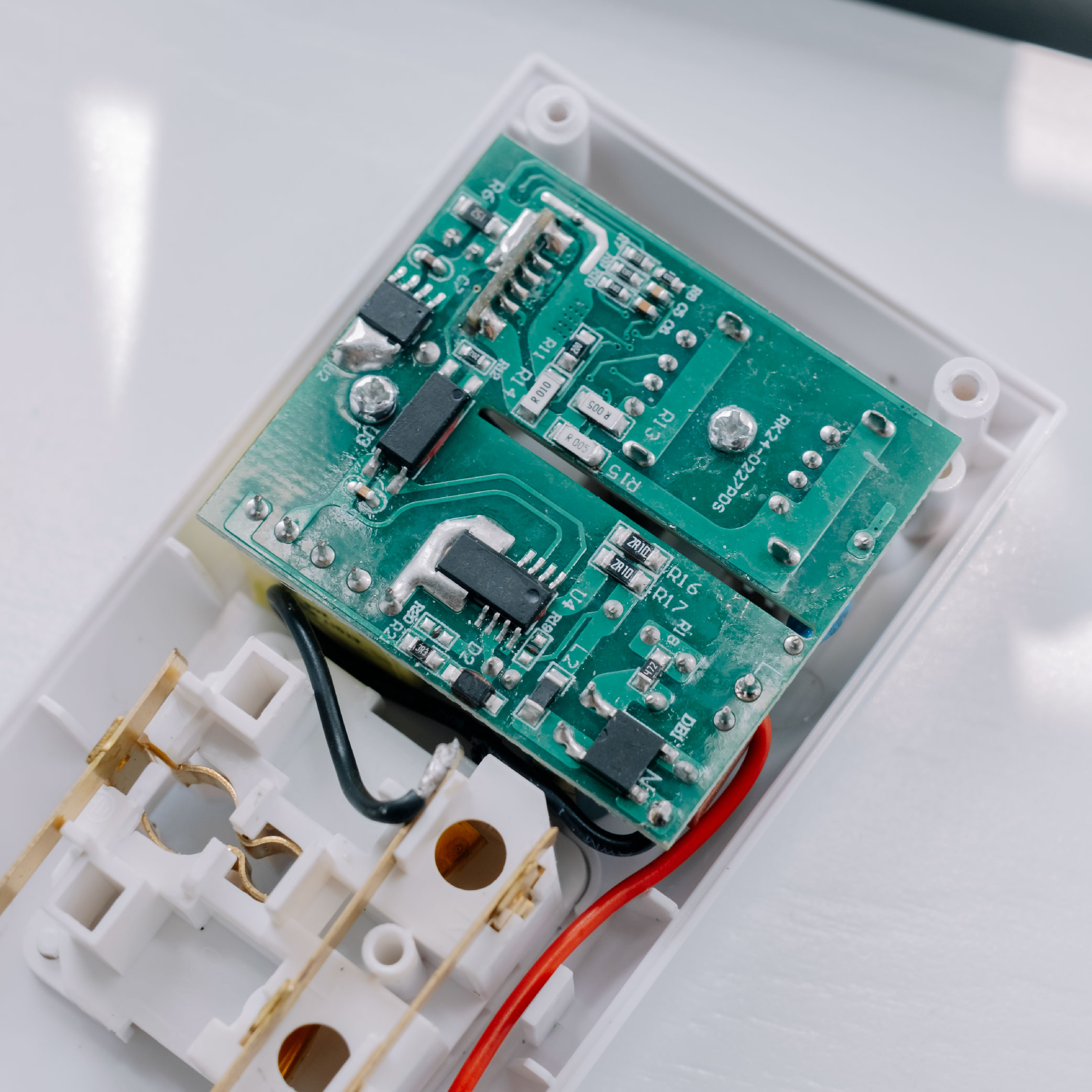 Ổ cắm điện đa năng UPGEN T2 PRO có cổng sạc USB và cổng Type C sạc nhanh 20W cho điện thoại. 4 ổ cắm chịu tải 2500W/ dây điện dài 3m BH 12 tháng