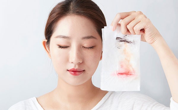 Nên dùng tẩy trang trước 