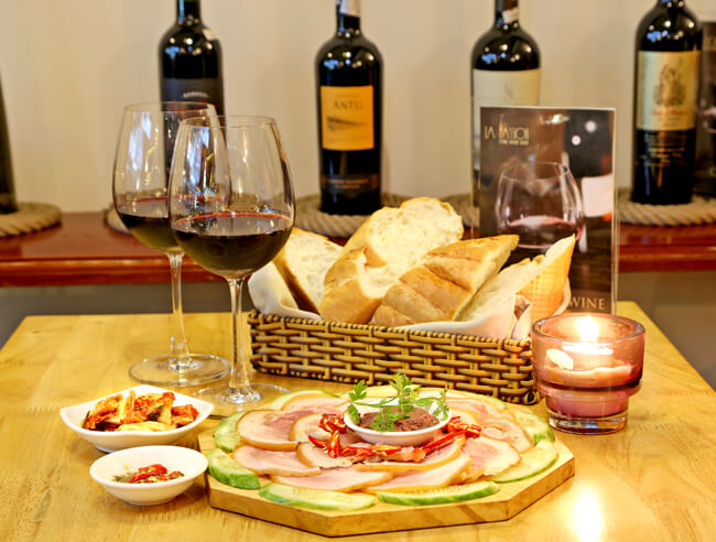 Sự Hòa Quyện Hoàn Hảo: Rượu Vang Pháp và Thực Đơn Tuyệt Vời