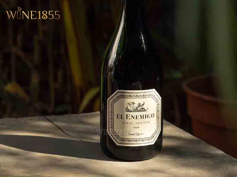 Ảnh chụp nghệ thuật chai rượu El Enemigo Syrah Viognier
