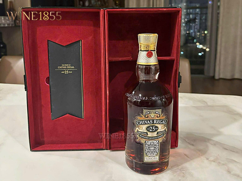 Bên Trong Hộp Quà Tặng Chivas Regal 25 Year Chính Hãng