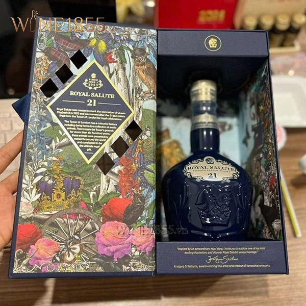 Bên Trong Hộp Quà Rượu Chivas 21 Năm Chính Hãng 