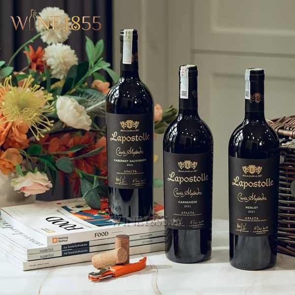 Bộ 3 chai vang đỏ Lapostolle Cuvée Alexandre (Cabernet Sauvignon, Carmenère, Merlot) bài trí phong cách