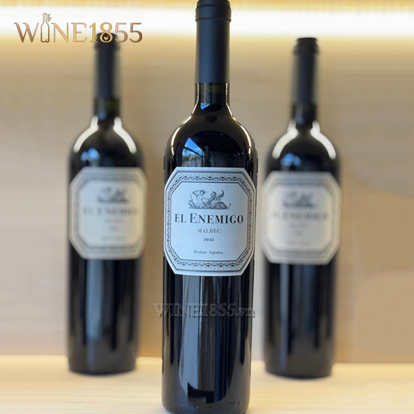 Bộ 3 chai El Enemigo Malbec 2022 trưng bày trên kệ gỗ chiếu sáng