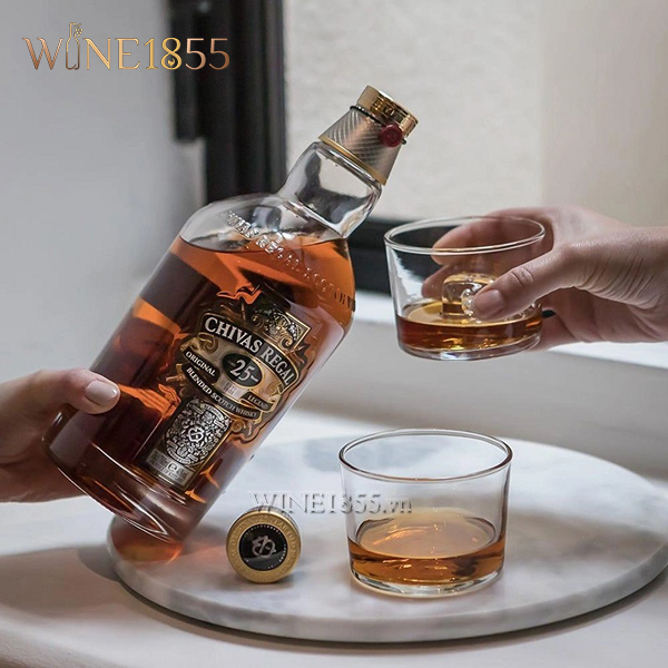 Dùng Đá Viên Lớn Để Uống Rượu Chivas 25 Năm