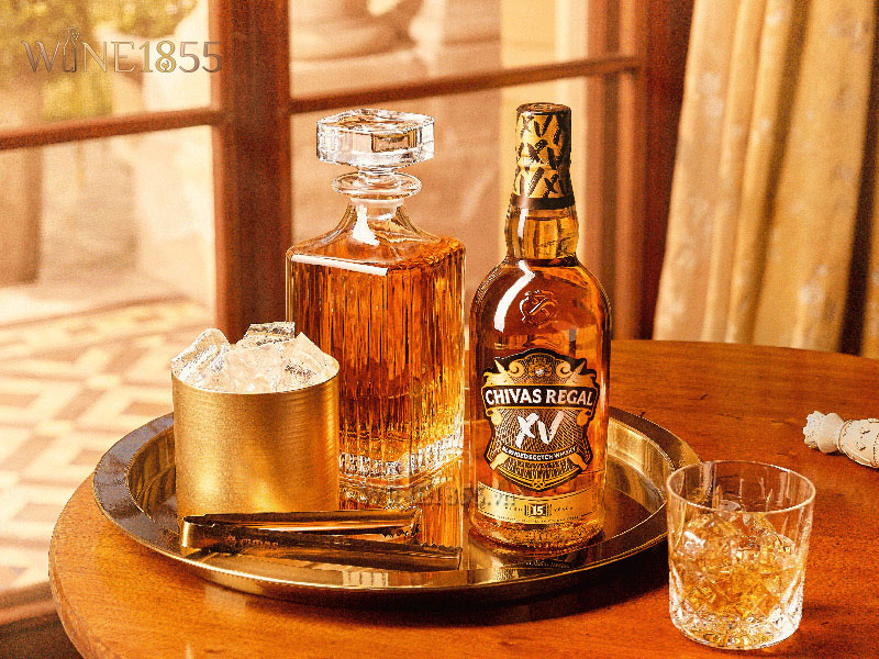Cách Thưởng Thức Rượu Chivas 18 Với Đá Viên Đúng Chuẩn