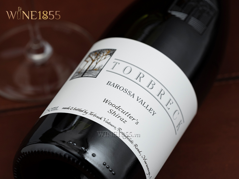 Cận cảnh nhãn chai rượu Torbreck Woodcutter's Shiraz