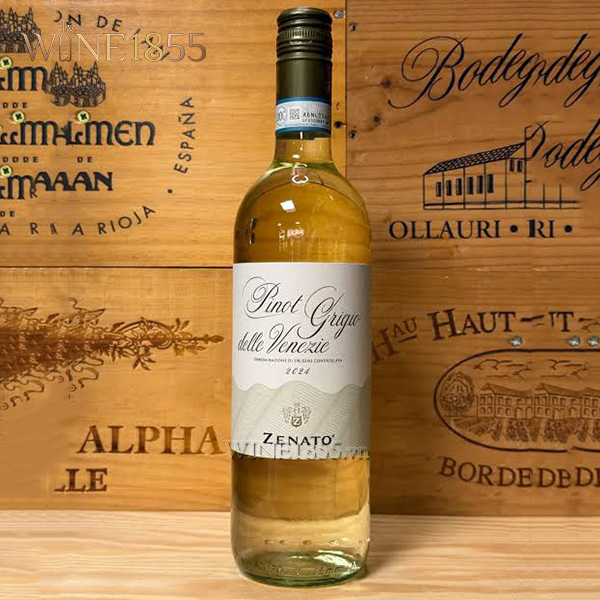 Ảnh cận cảnh chai vang trắng Zenato Pinot Grigio trên nền thùng gỗ