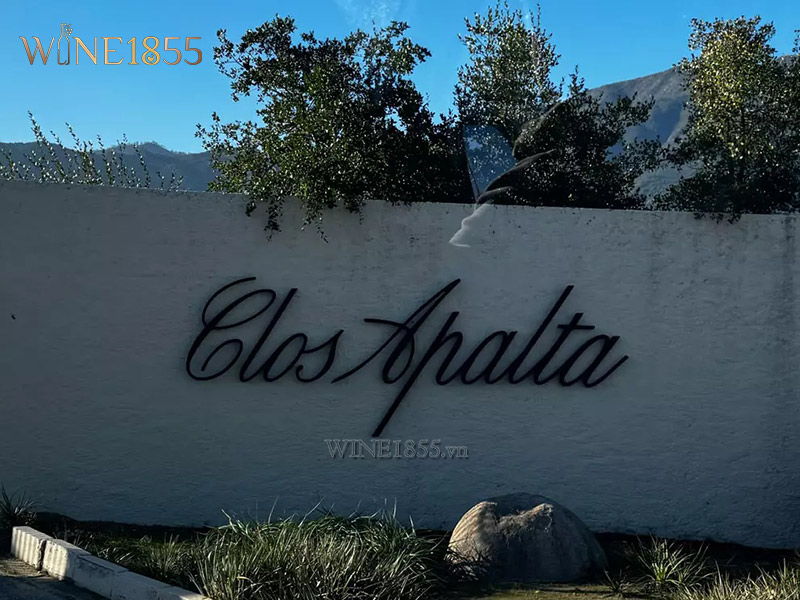 Biển hiệu cổng vào nhà làm vang Clos Apalta tại Chile