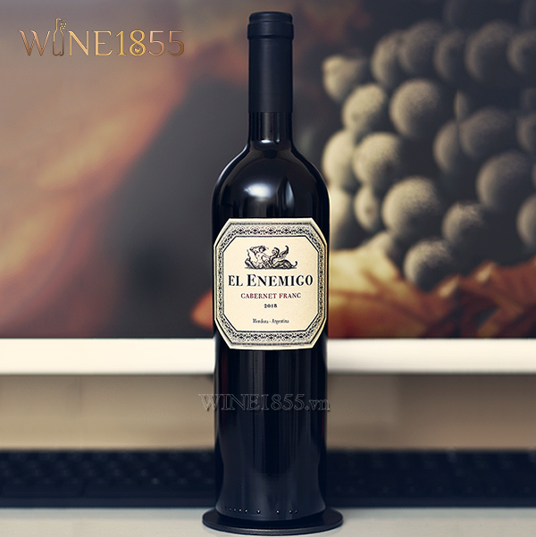 Cận cảnh chai El Enemigo Cabernet Franc góc chính diện