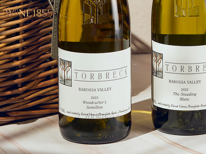 Cận cảnh nhãn chai rượu vang trắng Torbreck Woodcutter's Semillon 2023