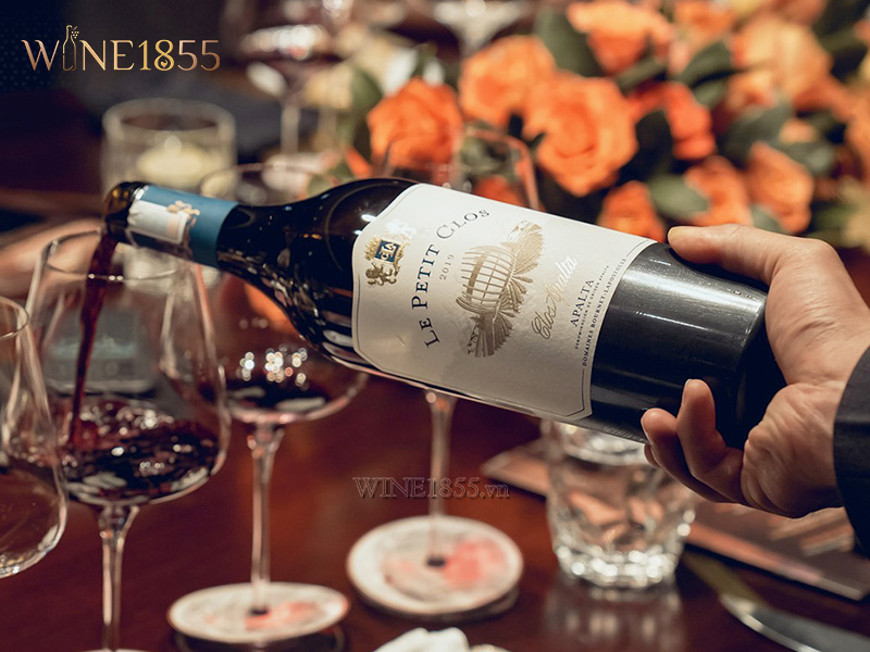 Thao tác rót rượu vang Le Petit Clos 2019 trong không gian tiệc sang trọng