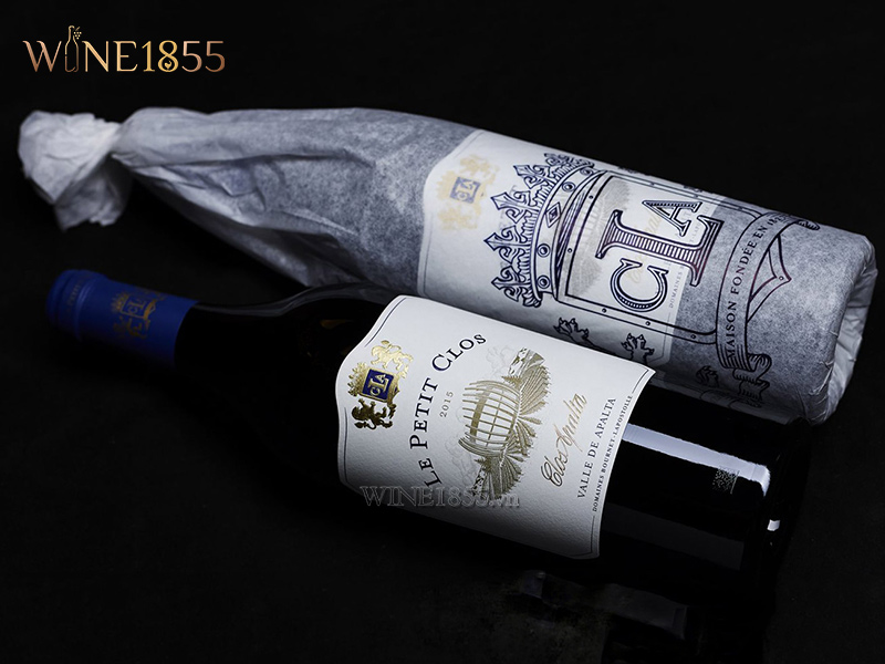 Chai Le Petit Clos 2015 cùng giấy bọc thương hiệu cao cấp