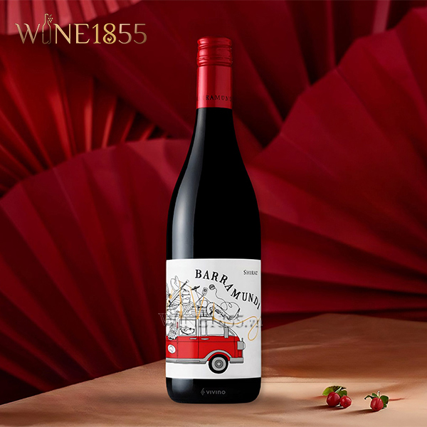Chai rượu Barramundi Shiraz đặt trên nền quạt giấy đỏ trang trí