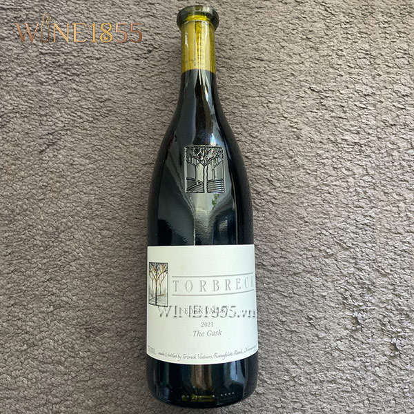 Ảnh chai rượu vang Torbreck The Gask đặt trên nền thảm