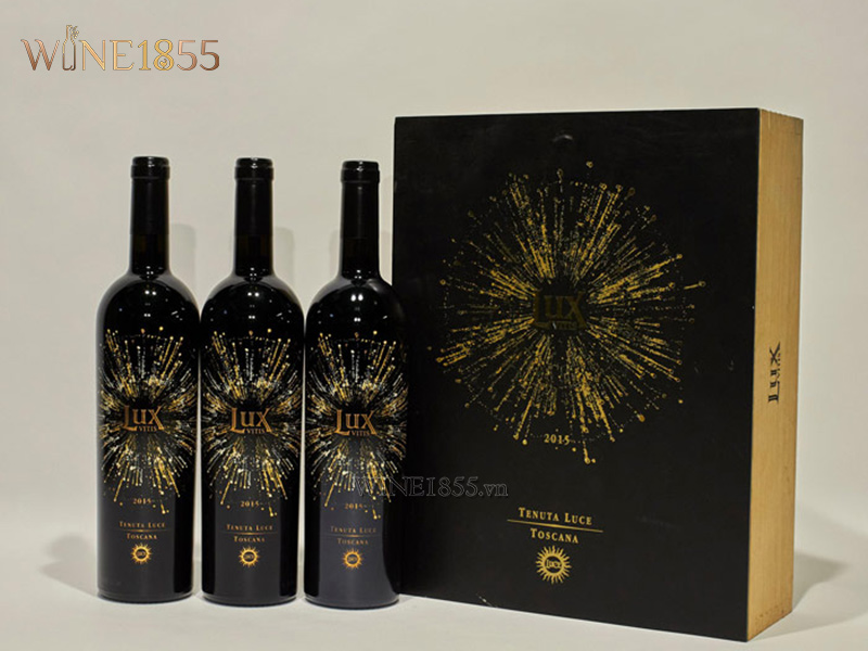 Bộ 3 chai rượu vang Lux Vitis đặt cạnh hộp gỗ trưng bày