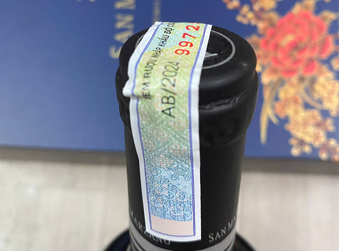 Tem rượu nhập khẩu chính hãng được bên Thuế cấp