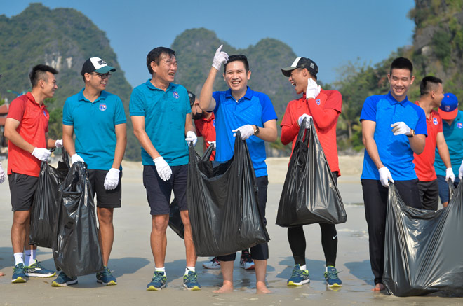 CHỦ TỊCH ASANZO PHẠM TAM & CLB THAN QUẢNG NINH CÙNG CHUNG TAY NHẶT RÁC LÀM SẠCH BIỂN