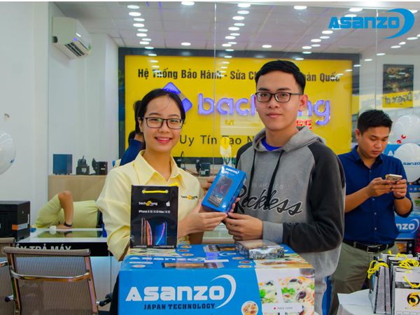 KHÁCH HÀNG ĐÔNG ĐÚC TRONG NGÀY MỞ BÁN CHÍNH THỨC ASANZO S3 PLUS TẠI BẠCH LONG MOBILE