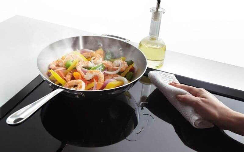 Do nước bị tràn ra bề mặt bếp