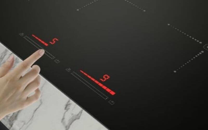 Chạm liên tục khiến bếp từ lỗi cảm ứng